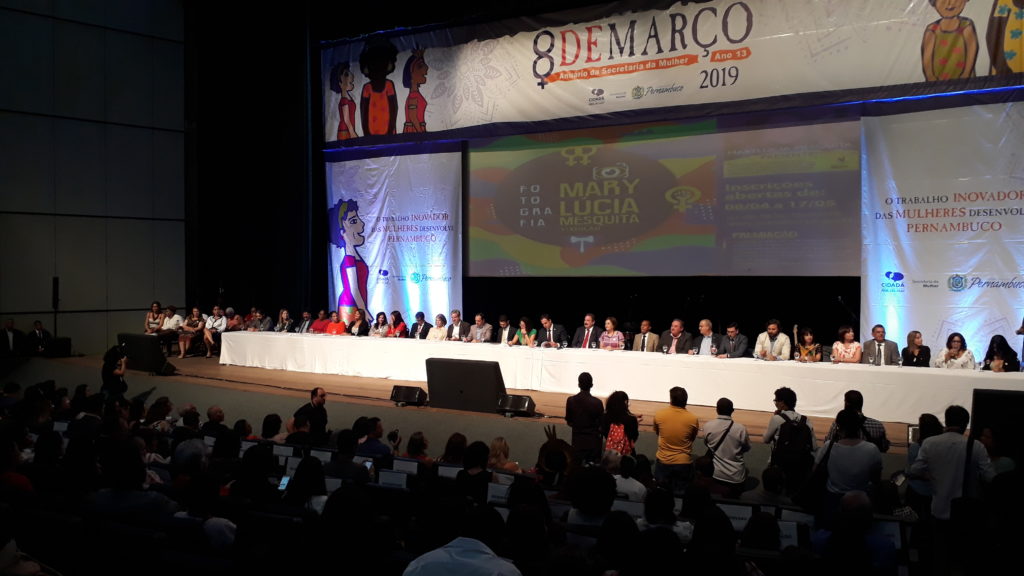 Secretária prestigia lançamento de Anuário da Mulher